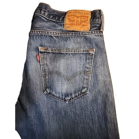 Levis 501 Jeans Mens 34x32 Blue Medium Wash Straight Leg Button Fly Modern - Picture 2 of 6